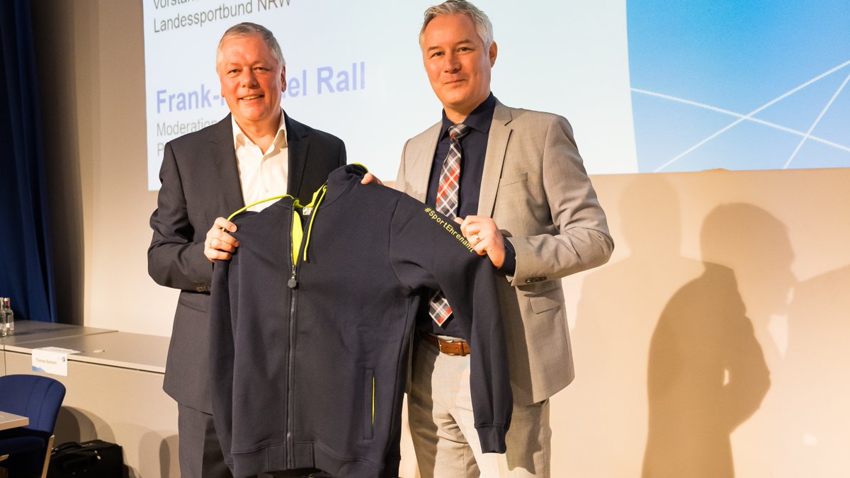 Passend zur gemeinsamen „Offensive Ehrenamt“ haben <a href="/westlotto/">WestLotto</a>-Geschäftsführer Andreas Kötter und LSB-Vorstand <a href="/IljaWa/">Ilja Waßenhoven</a> bei der MV 2024 den neuen “Ehrenamt-Hoodie“ präsentiert: Die exklusiven Sweatjacken mit dem Label #SportEhrenamt machen die Gemeinschaft der Engagierten sichtbar!