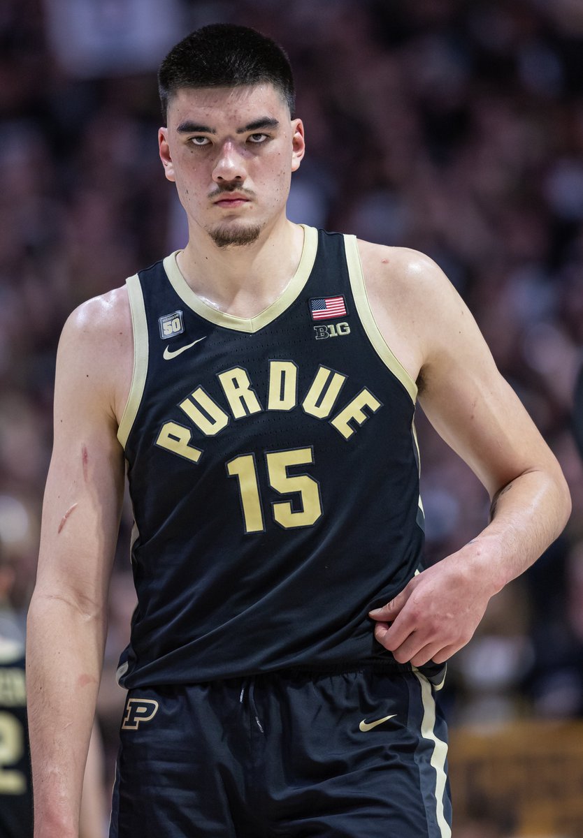 brhoops's tweet image. Purdue big man Zach Edey will not return to Purdue next season, per @JonRothstein 

Edey has the option to use his COVID year in 2024-25. He is currently predicted to go 33rd overall in @NBADraftWass' latest mock draft.
