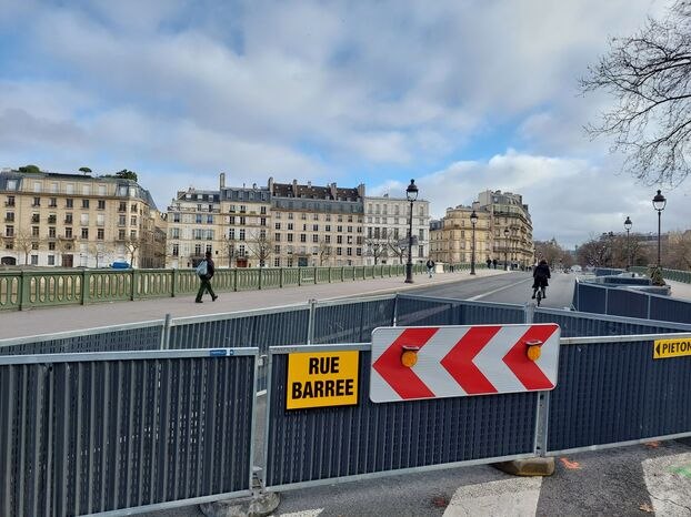 🇫🇷 FLASH - Le pont de Sully, réputé comme l'un des plus fragiles de Paris et lieu où la parade olympique passera lors de la cérémonie d'ouverture des Jeux olympiques, a été percuté par un bateau le mois dernier. Une arche est sérieusement endommagée, la mairie de Paris a donc 5