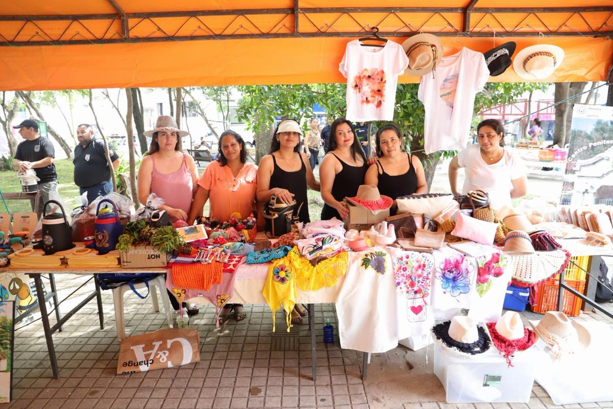 MJusticiaPy's tweet photo. Exitoso fin de semana para #LatentePy 🇵🇾

Con gran afluencia de público de realizó este fin de semana la feria de productos penitenciarios de #LatentePy, generando un impacto positivo en la reinserción social de las #PPL.
🔗 https://t.co/KZplYBEsT5

#GobiernoDelParaguay https://t.co/1Vbz77jgxc
