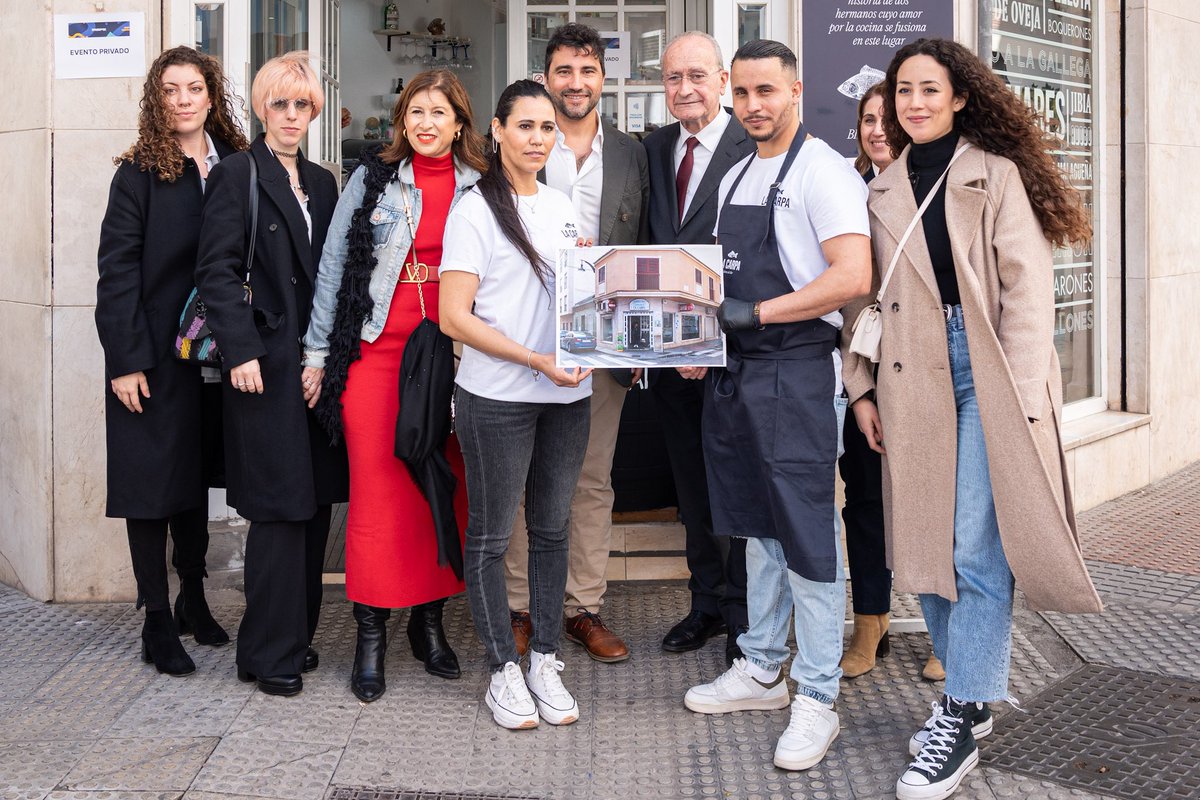 malaga's tweet photo. El alcalde, @pacodelatorrep, junto a la edil del distrito #BailénMiraflores, María Paz Flores, y la delegada de @MalagaJunta, Gema del Corral, ha realizado un recorrido en el barrio de la Trinidad por los negocios rediseñados con motivo de la clausura de #NeighborhoodDesignMálaga https://t.co/bPbFkInHc5