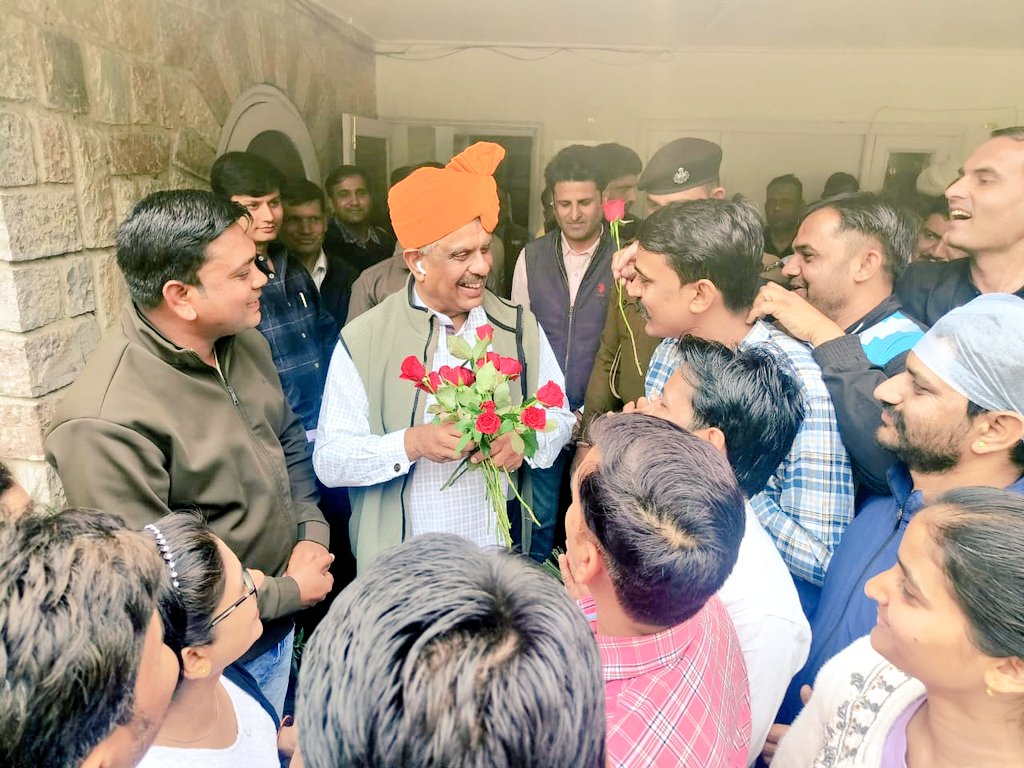 GajendraKhimsar's tweet photo. भाजपा का लक्ष्य 
उज्जवल हो युवाओं का भविष्य..!

नर्सिंग एवं पैरामेडिकल भर्ती 2023 की प्रक्रिया को गति देने पर अभ्यर्थियों ने आज निवास पर आभार व्यक्त किया।

युवाओं का भविष्य हमारी सरकार की प्राथमिकता है। इसी को ध्यान में रखते हुए माननीय मुख्यमंत्री श्री भजनलाल शर्मा जी ने इस भर्ती को जारी रखने की सहमति दी है। हमने विभागीय अधिकारियों को महाधिवक्ता की राय के अनुसार भर्ती प्रक्रिया को तेजी से आगे बढ़ाने के निर्देश दिए हैं।

@BhajanlalBjp
