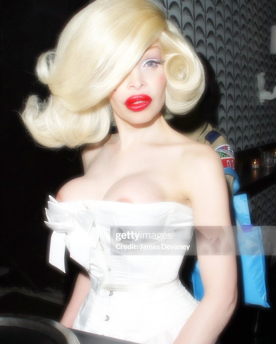 BOTTLEBLONDEZ's tweet photo. Amanda lepore at a fashion week after party (2002) https://t.co/3A5KmN7Nbe