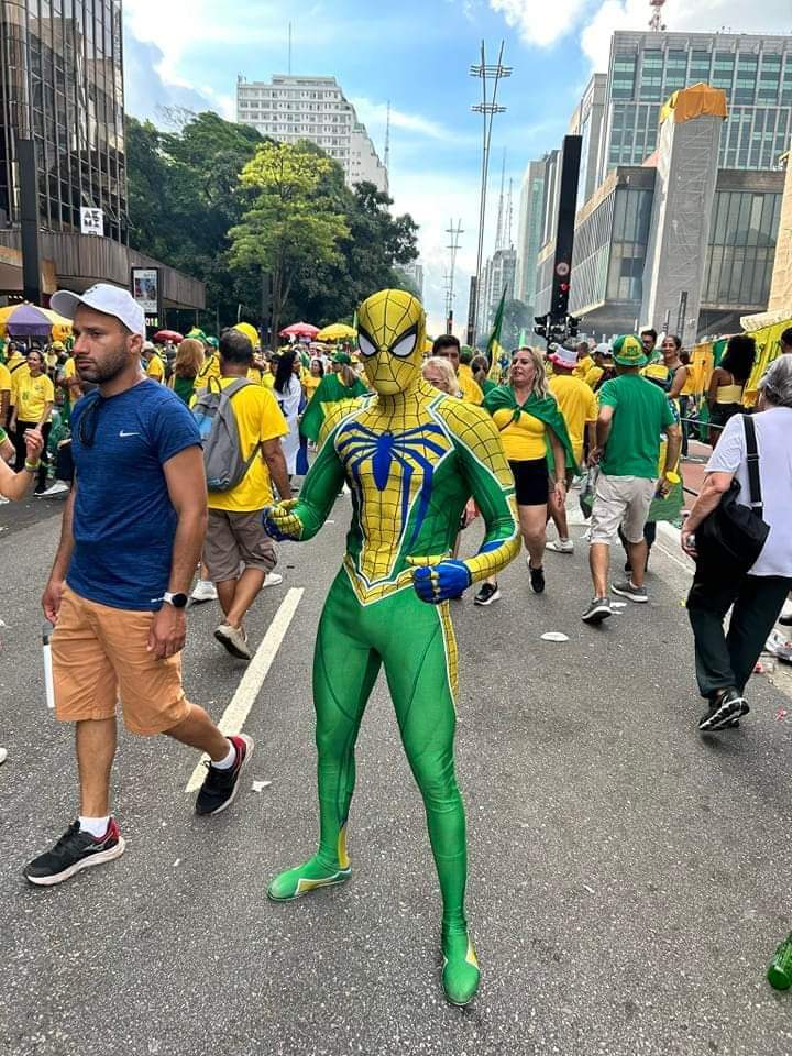 chrisgonzatti's tweet image. Esse é o Homem-Aranha do multiverso em que o Peter Parker baleou o Tio Ben?