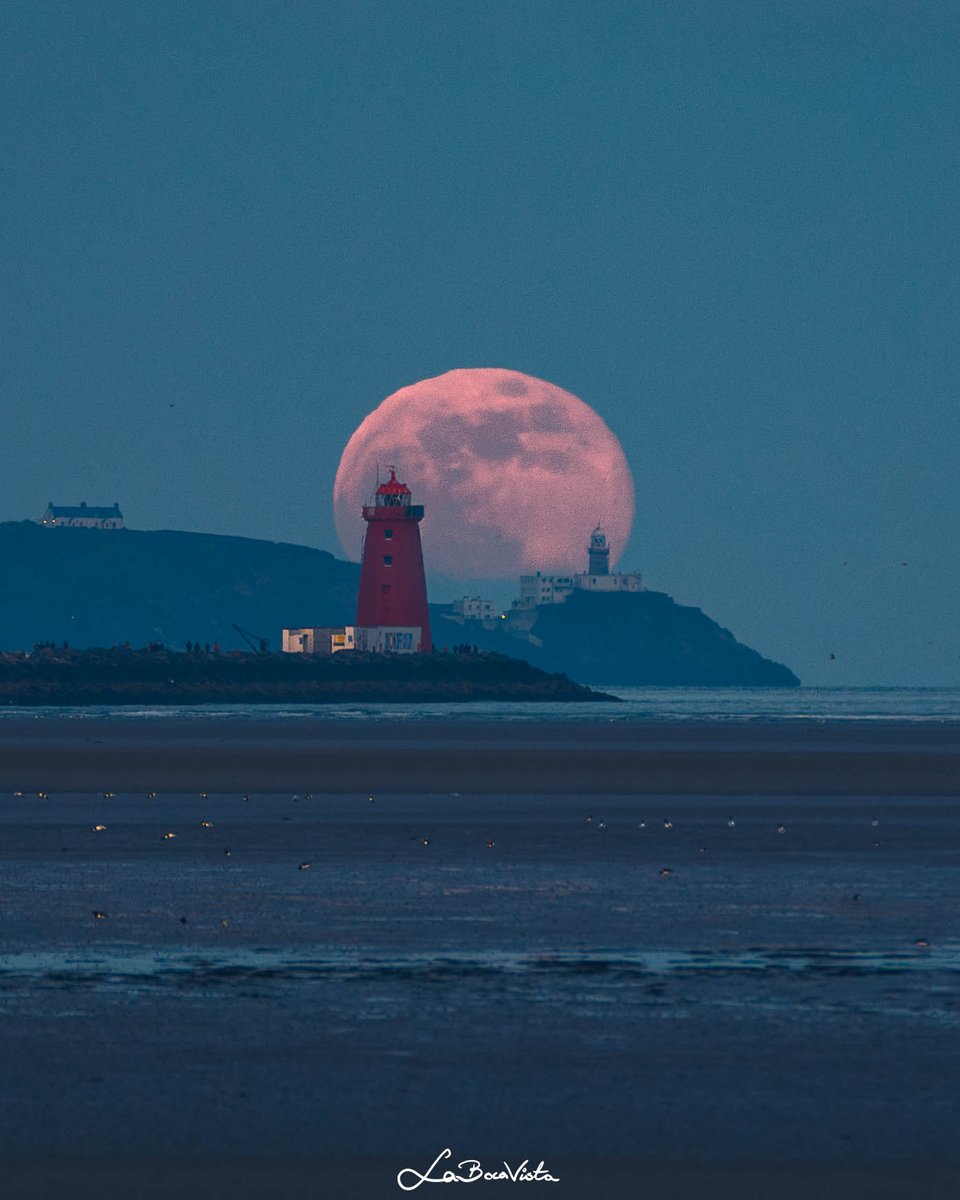 Moonrise over Poolbeg Lighthouse and and Bailey Lighthouse in Howth. What a night

#dublin #discoverdublin #ireland #dublinexplore #fantasticireland #discoverireland #irishexplorer  #lovinireland #igdaily #igers #igersireland #photography #canon #djiair2s