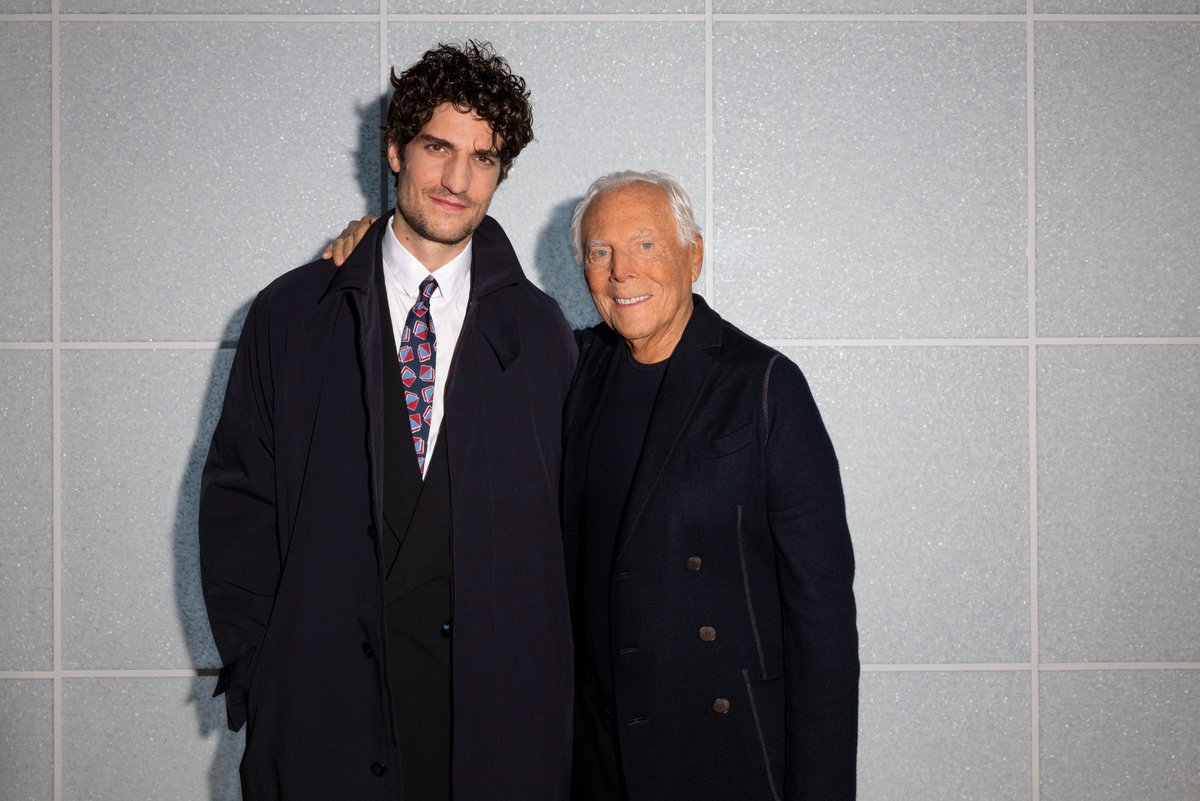 Mr Armani greets the special guests and friends of the house at the Giorgio Armani Women’s Fall Winter 2024-25 show. #mfw ⁣ ⁣ Credits: @sgpitalia @stefanoguindani