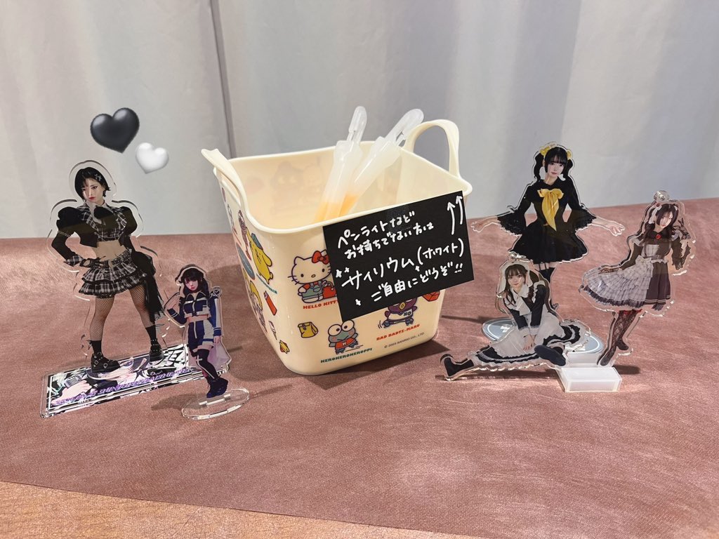 rinka_rinlis's tweet photo. ┈┈┈┈┈┈┈┈┈┈
2024.02.25 
 #夕樹倫理生誕祭2024
⚡️「再演-サイエン-」⚡️
┈┈┈┈┈┈┈┈┈┈

りんりちゃん18歳のお誕生日おめでとう〜〜〜！！成人おめでと〜〜〜！！！！
去年のお誕生日会も素敵だったけど今年はもっとパワーアップしていて、毎日毎秒進化しつづけているﾘﾝﾘｰを2時間たっぷり浴びました。

りんりちゃんはいつも「良いものをみんなに届けたい！」の気持ちが��くてかっこいいし、年下ながら尊敬するし、ファンとしてはうれしいし、いつもいつも超楽しみなんだけど、自分の身体に鞭打ってるのはとっても心配ですよ😤😤　喉も身体も本当にお大事にしてね；；

そんな自称倫理強火オタク兼自称親戚のおばさんことﾜﾀｸｼりんかからのお誕生日プレゼントは身体労りグッズセットです🫢(画像4枚目：本当に大したものではないけど、開けるまで知りたくない派かもしれないので一応警告⚠️)
ゆっくり休めよ！

グッズ！！ロンTってなかなか普段着ないんだけどこれめちゃお気に入り！いつでも着る🎶　アクスタもデカめで最高🎶
スペシャルブックは下僕さんに「内容の関係で���演後のお渡しになるので〜」って言われた時、ｪｱｯ!!絶対これオリ曲のこととか衣装のこととか書いてあるｯｯ!!って思ってずーっとわくわくしてた🎶

┈┈┈┈┈┈┈┈┈┈
TwitterBlue(死語)の機能駆使して披露曲以外のことを書き連ねました、140時の縛りがないってすごい。
ステージのことはツリー先に。