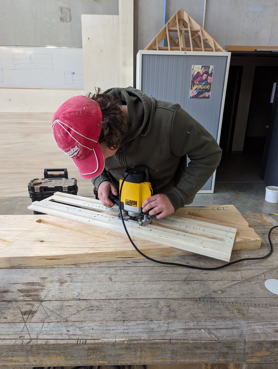 #Compagnons 👩‍🏭 Retour sur le Stage escalier organisé sur notre EcoCampus📸
15 jours de stage pour 8 itinérants charpentiers et 3 de nos apprenants en BP Charpentier pour apprendre à réaliser un escalier quart tournant avec notre formateur Pierre.
Bravo pour ces réalisations 👏