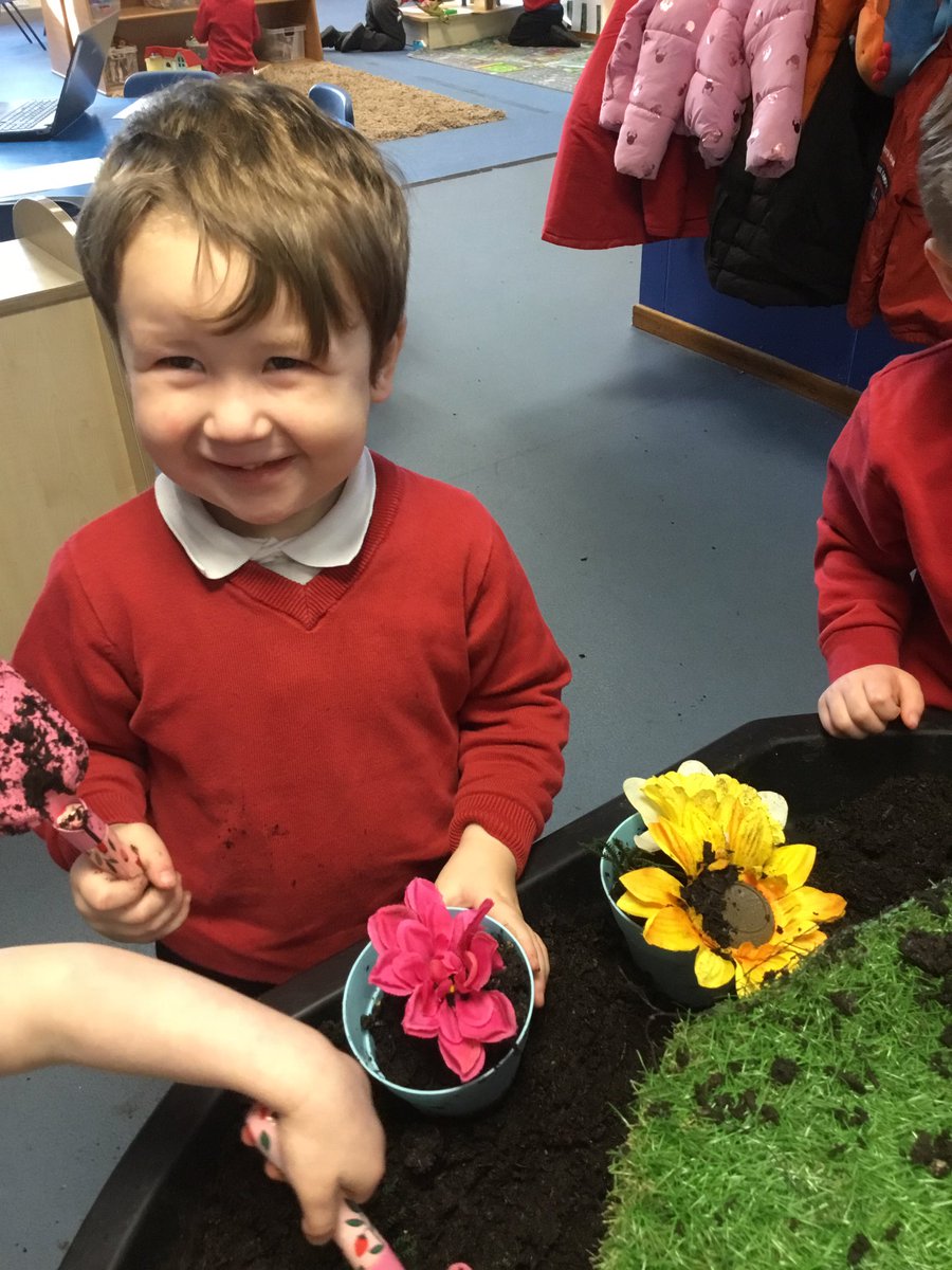 NurseryOPS's tweet image. Jaspers Beanstalk 🐈🌱
Today has been a very exciting and creative day, we potted plants and created beautiful beanstalks!

#playlearngrowtogether
#opsscience
#UW