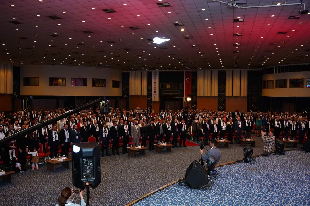Tuncay_Cengiz_'s tweet photo. KAMU BİRLİĞİ KONFEDERASYONU’NUN 1’İNCİ OLAĞAN GENEL KURULU ANKARA’DA GERÇEKLEŞTİRİLMİŞTİR.

Memur ve emeklilerinin dertlerine derman ve siyasallaşmış konfederasyonlara alternatif olmak üzere, siyasetten uzak tam bağımsız sendika duruşunu bozmamış; altı farklı hizmet kolunda yer alan GENÇ SAĞLIK-SEN, ADALET-SEN, DİVA-SEN, ADİL HABER-SEN, GENÇ EĞİTİM-SEN, GENÇ BELEDİYE-SEN, SAVDES-SEN ve TEÇ-SEN’den oluşan sekiz ayrı sendika tarafından Cumhuriyetimizin 100’üncü yılında kurulan ve 110.000 üyesi ile Türkiye’nin 5’inci büyük konfederasyonu olan KAMU BİRLİĞİ KONFEDERASYONU’nun 1’inci Olağan Genel Kurulu, 25 Şubat 2024 tarihinde yoğun bir katılım ve coşku ile Ankara-Akyurt’ta bulunan Esenboğa Anadolu Termal Otelde gerçekleştirilmiştir.

Genel Kurulda, Osman KAYA Genel Başkan, Niyaz DÜLGER Genel Sekreter, Kenan ARIK Konfederasyon Sözcüsü, Arif CAMGÖZ, Furkan Ali ÇİFTÇİOĞLU, Feleytun Fatih GÖNÇ, Ümit DEMİREL, Mehmet GÜNOK, Tuncay CENGİZ, Osman TAŞÇI ve Aras Ali ALTINTAŞ Genel Başkan Yardımcılıklarına seçilmişlerdir.

Kamuda liyakat, adalet ve hakkaniyeti savunarak, samimi hak ve hukuk mücadelesi ile Türkiye’de faaliyet gösteren konfederasyonlar arasında en yüksek üye sayısına ulaşmak ve toplu sözleşme imza yetkisini alarak memurların hak ve hukuk mücadelesi nasıl yapılır tüm dünyaya göstermek hedefi ile yola çıkan, herkesin özlediği ve beklediği KAMU BİRLİĞİ KONFEDERASYONU olarak, hedeflerimizi ve amaçlarımızı gerçekleştirmek için hep birlikte, hazırız, güçlüyüz, kararlıyız.

@kamubirligikonf
@savdessendikasi
@gencsagliksend
@adaletsendikasi
@tecsen 
@divasengm_ 
@adilhabersen 
@gencegitimsen