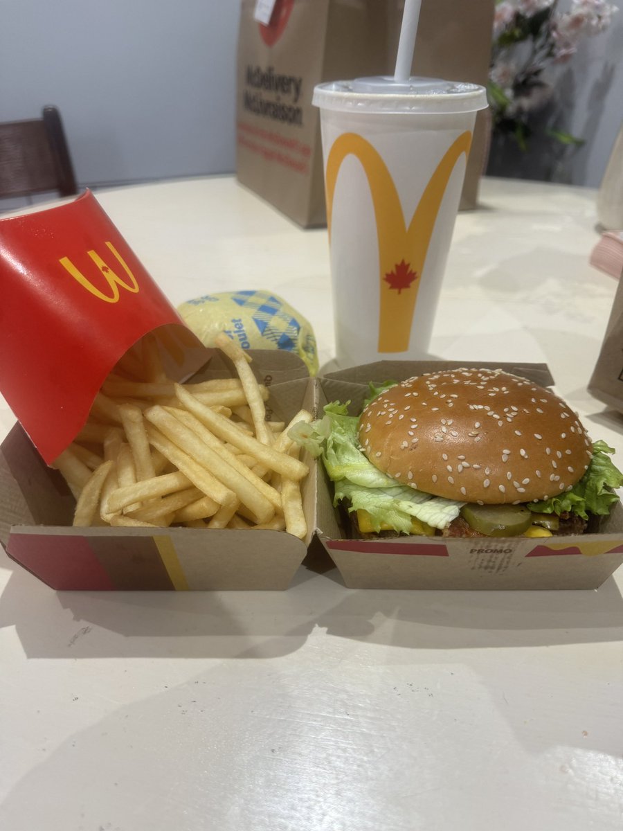 Currently clogging my arteries 🍔

🎁 $SOL to 1 Person! 

Just RT + Like + Follow 

Reply when done ✅