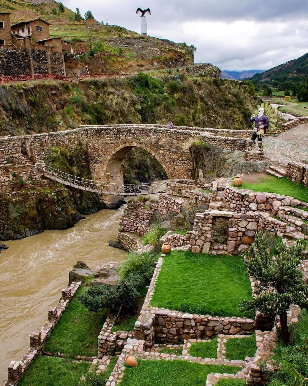 Ediciones Región. on X: "Tres puentes, tres épocas distintas, un escenario donde el tiempo ha detenido el Perú antiguo... "CHECACUPE" ... Qeswachaka Puente Inca https://t.co/0vCAaZu1ja" / X
