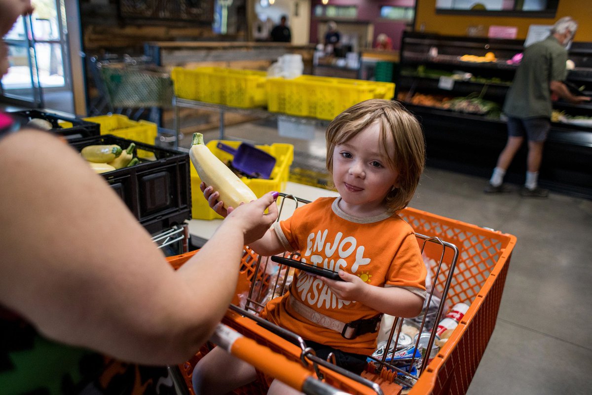 Join us in urging Congress to fully fund programs like #WIC, so that families can continue to use these crucial benefits that help them buy fresh produce, formula, and milk. 🥛🥬 Visit nokidhungry.org/beheard to speak up for moms and kids! #NoKidHungry #FundWIC #foodinsecurity