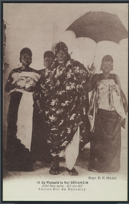 L'ours d'or pour le film #DAHOMEY de Mati Diop est l'occasion de lire l'article d'E. Sohier qui décortique une photographie de Béhanzin, roi du Dahomey en partant de cette statue en bois représentant Béhanzin restituée en 2020... A lire ici urlz.fr/pGzZ