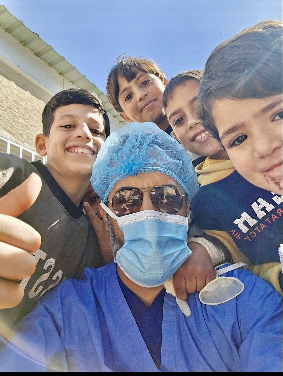 ahmedalfutaisi's tweet photo. أهلنا في #غزة 

جرحاكم جرحانا 
مصابكم مصابنا 

تحية للدكتور أيمن السالمي .. لإسعافه الجرحى والمصابين في #غزة.. عمل إنساني يعكس تضامن الشعب العماني مع أشقائهم الفلسطينيين .. شكر الله سعيك يا دكتور وجزاك الله كل خير. https://t.co/zdafMuacEm