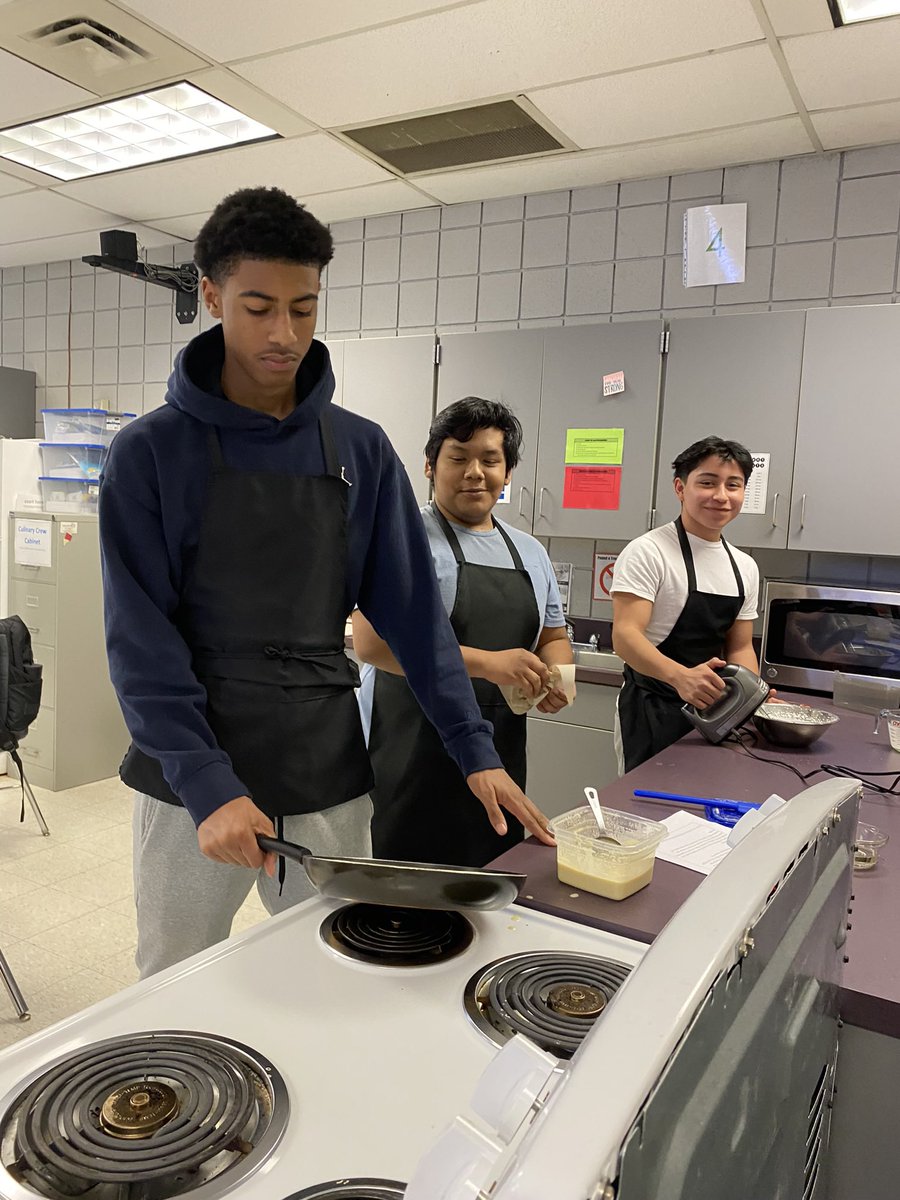 MsSaundersFCS's tweet photo. @WKHSWolves Global Cuisines students made two versions of crepes. The sweet crepes had a topping of whipped cream, strawberries and chocolate sauce. The savory crepes had a filling of ham or turkey, cheese, egg and chives. 🍳🇫🇷

#wkhsfcs #iloveworthingtonschools #itworthit https://t.co/v4DIipyd8o