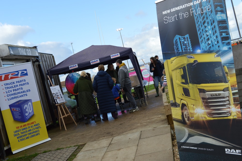 🎉 What a fantastic time we had at the DAF Family Day at @ChinnorRFCThame this weekend! 🏉 Thanks to your generosity, we’re making a significant donation to @MNDoddie5 🎁 And congrats to the lucky winners of our TRP and DAF merch! #DAFFamilyDay #Community #Charity