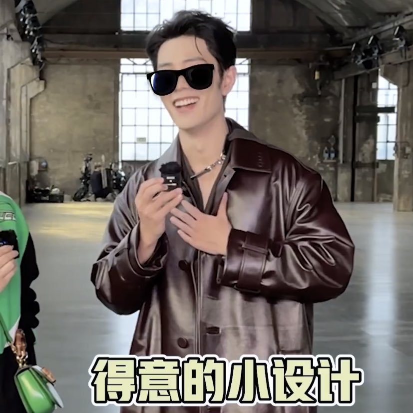 xzhansoul's tweet photo. lmao 😭 he’s so proud handing out these tmi that the vest (undershirt) was his idea because as based on original wear of the series there is no vest underneath even the model didn’t wear it on show 😭 HES SO REAL AND FUNNY WITHOUT EVEN TRYING HELP 😭

#XiaoZhan
#XaoZhanxGucci https://t.co/5BF3b569xT