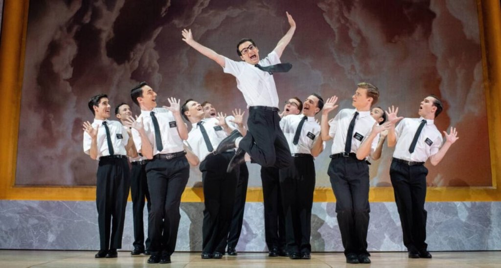 Por favor si tenèis que hacer una sola cosa en lo que os queda de vida que sea ir a ver el musical "The Book of Mormon". Es de dos de los creadores de South Park y el compositor de Frozen y Coco. Y si eso os parece poco, a la salida hay mormones wololo intentando convertirte 🪄