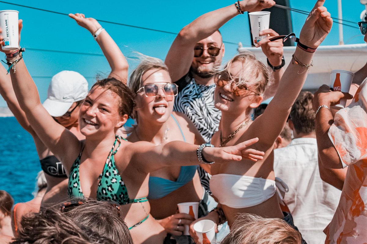 On board Sunlife Events' Partyboat in Mallorca, the ultimate party awaits! 🍻🎉 Bring your best moves and create unforgettable moments! All details at sunlife-events.eu. #BoatPartyMallorca #SunlifeEvents #MallorcaParty