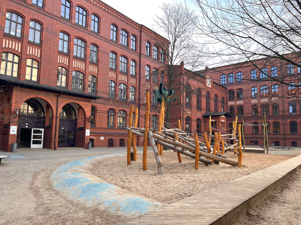EscolaColors1's tweet photo. Continuem amb les mobilitats dins el nostre programa Erasmus+. Aquesta vegada ens trobem a Berlín visitant l’escola bilingüe de primària Joan Miró.
@EscSantJordi
@EscolaRamonPont
@SSTTMVO
@EplusCatEdu
@EUErasmusPlus https://t.co/Wf400X99nc