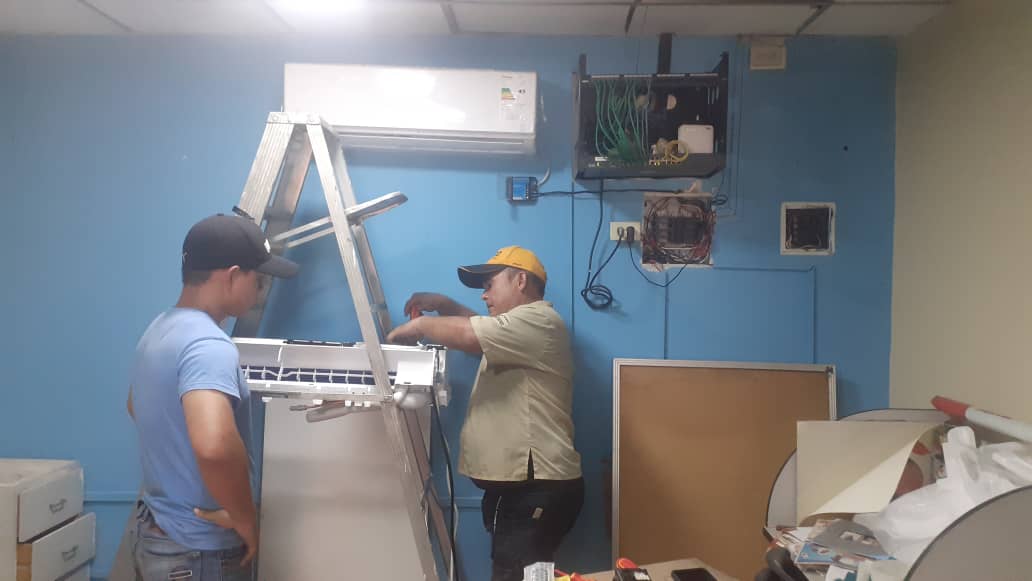 infocentrostruj's tweet photo. Desde las instalaciones del Infocentro Pampan del estado Trujillo, Se realiza la instalación de los Aires Acondicionados con el apoyo del Ingeniero Julián Daboin así no los da a conocer el Coordinador de Formación Fidel Balestrini desde el espacio. 

#CienciaParaLaVida https://t.co/N7pIkUcj1a