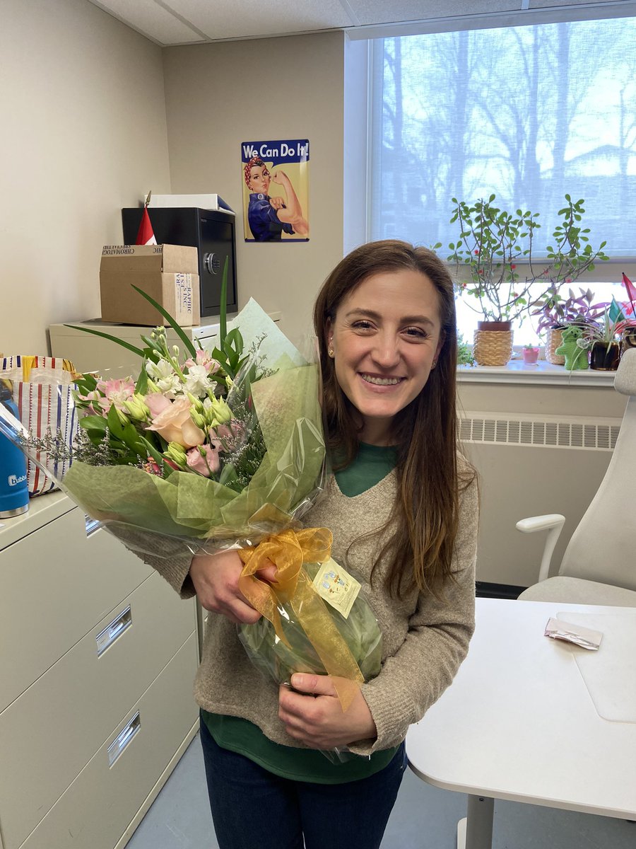 My students surprised me with this beautiful bouquet of flowers for my tenure today! 🎉🎉🎉 I am so lucky! @AcadiaU
