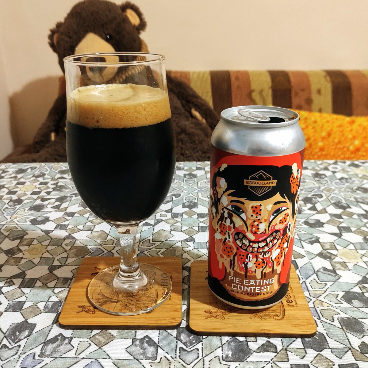 birenoshkembe's tweet image. Добре, че не се подхлъзнах да взема и нещо сладко за бирата, защото щеше да ми дойде наистина прекалено! Въпреки че името ѝ е #pieeatingcontest няма някакви кой знае какви изчанчени съставки, а &quot;само&quot; тонка и кокос, което обаче е достатъчно за да е чуден #imperialpastrystout