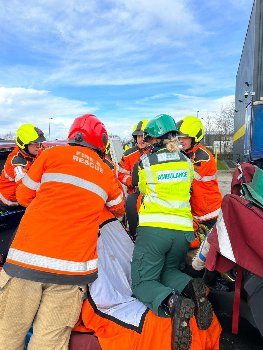 Last Friday saw another opportunity for some great shared learning with @SYFR for our 3rd Yr #studentparamedics. They joined the latest recruits course for their final afternoon of their RTC week. Some brilliant exposure to vehicle extrication & joint-working @jesip999 @AHP_SHU