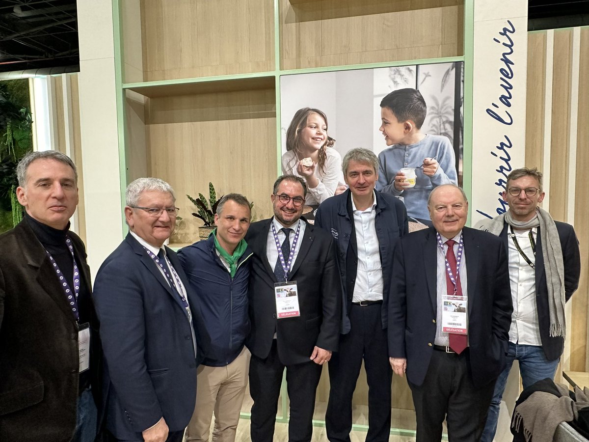 Poursuite de la visite du #SalonAgriculture2024 au stand @groupe_lactalis. Rencontre et échanges fructueux avec Emmanuel Besnier.