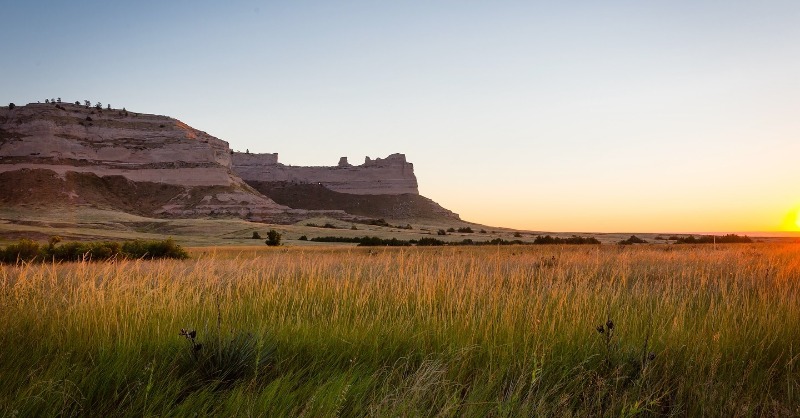 Green &amp; gold days are on the horizon 🌱

📸: oliveraadrian  // 📍 Scotts Bluff National Monument