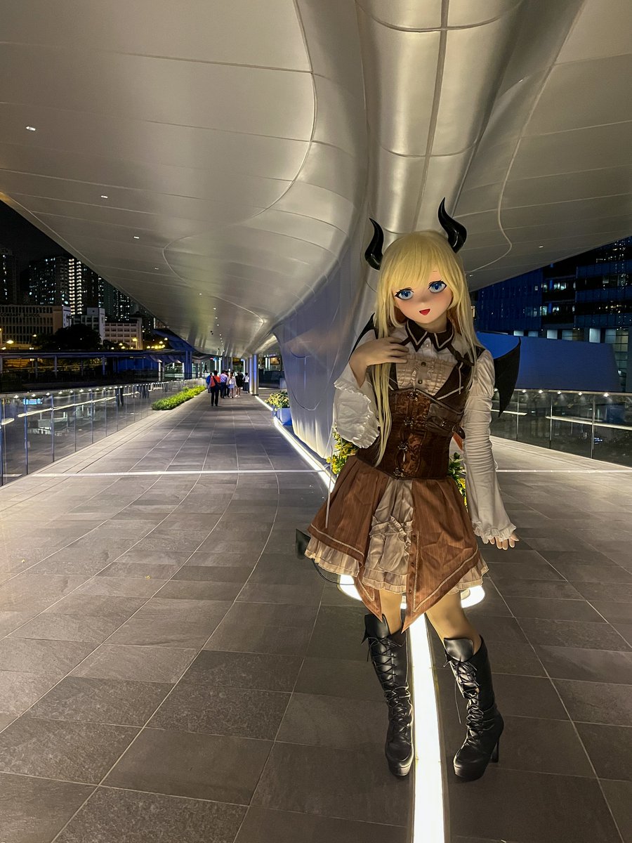 More Coco, more fun! More pictures during her trip around Hong Kong~ really love how these pictures on the sky bridge turned out! The lighting really creates a nice vibe~ 🥰💖 #キグルミ #コスプレ #美少女着ぐるみ #kigurumi #cosplay #cute #costume #HKKiger