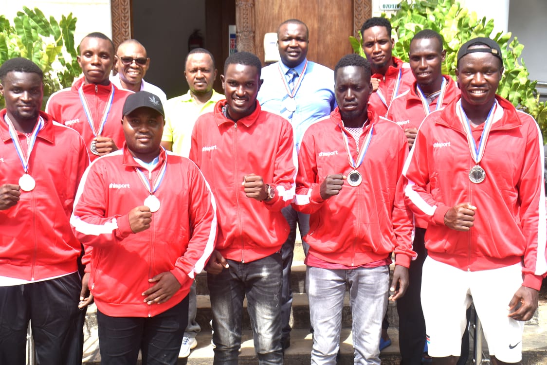 Youthsports003's tweet photo. Chief Officer for Youth Affairs and Sports Mr. Naftali Owino, along with Sports Director Mr. Bonface Kirimi, warmly received and commended Kilifi's beach handball team for their impressive second-place finish in the Tanzanian zone 5 beach handball tournament...

@GideonMungaroM https://t.co/J7ST6AZOwc