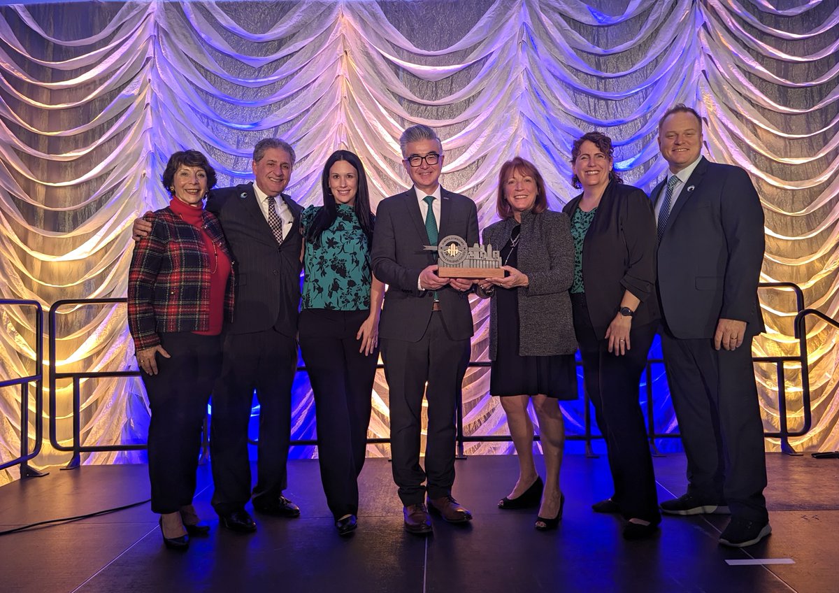#USFHealth @CAMLSTAMPA and @TampaBayWave earned top honors for the Health Tech|X Accelerator Program at the 2024 @TampasDowntown Partnership’s Urban Excellence Awards, securing first place in the Private Sector Project category! Learn more ➡️ bit.ly/3wtFWiw.🥇