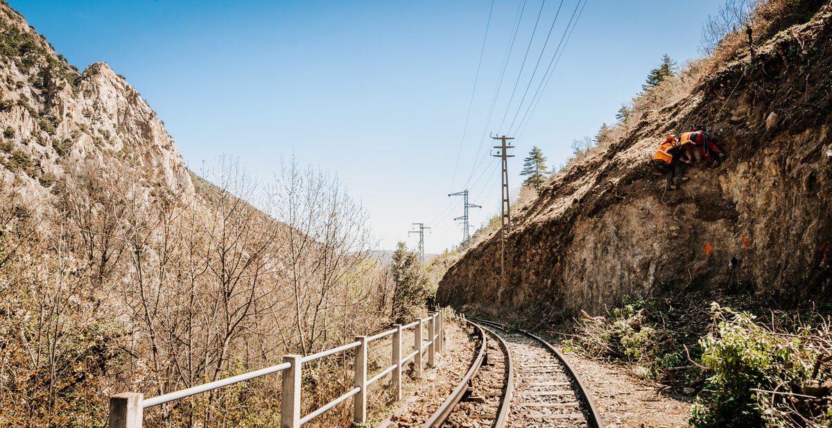 CatherineTrevet's tweet photo. 🚃Les opérations de modernisation @SNCFReseau sur la ligne du #TrainJaune @Occitanie se déroulent jusqu'au 26/04
🚧4km de voies et 2 sous-stations renouvelées, 3 tunnels confortés, 15 parois rocheuses sécurisées👏
✅7,6M€ investis : 66,5% @Occitanie 25% #Etat 8,5% @SNCFReseau https://t.co/1pcMGrlsbW