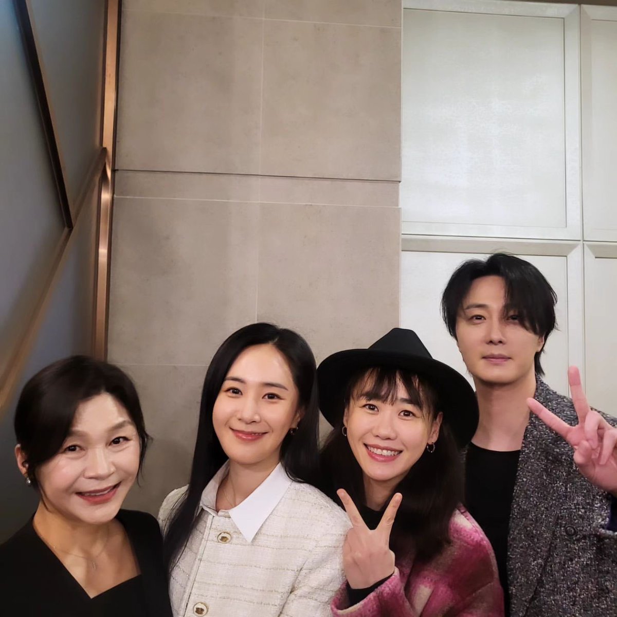 KwonYuriMY's tweet photo. YURI from Ig, Actress KangRaeyeon (Her co-star in #GohoStarryNight) on VIP Premiere Movie <Dolphin> | 240226
: https://t.co/MROYZ8Se5E
#권유리 #소녀시대 #KWONYURI #돌핀 https://t.co/dPzyWfSEwf