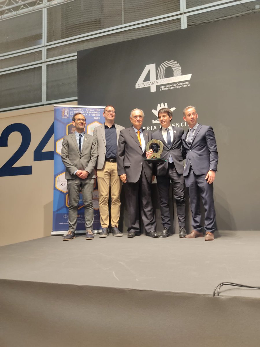 SocEspCeramVidr's tweet image. Por último, la empresa @REALONDA1952 (Nivel 2 Pabellón 4 B47), se ha alzado con el #AlfadeOro por su #implantación en la línea de producción de un #esmaltado en base agua mediante decoración full #digital.