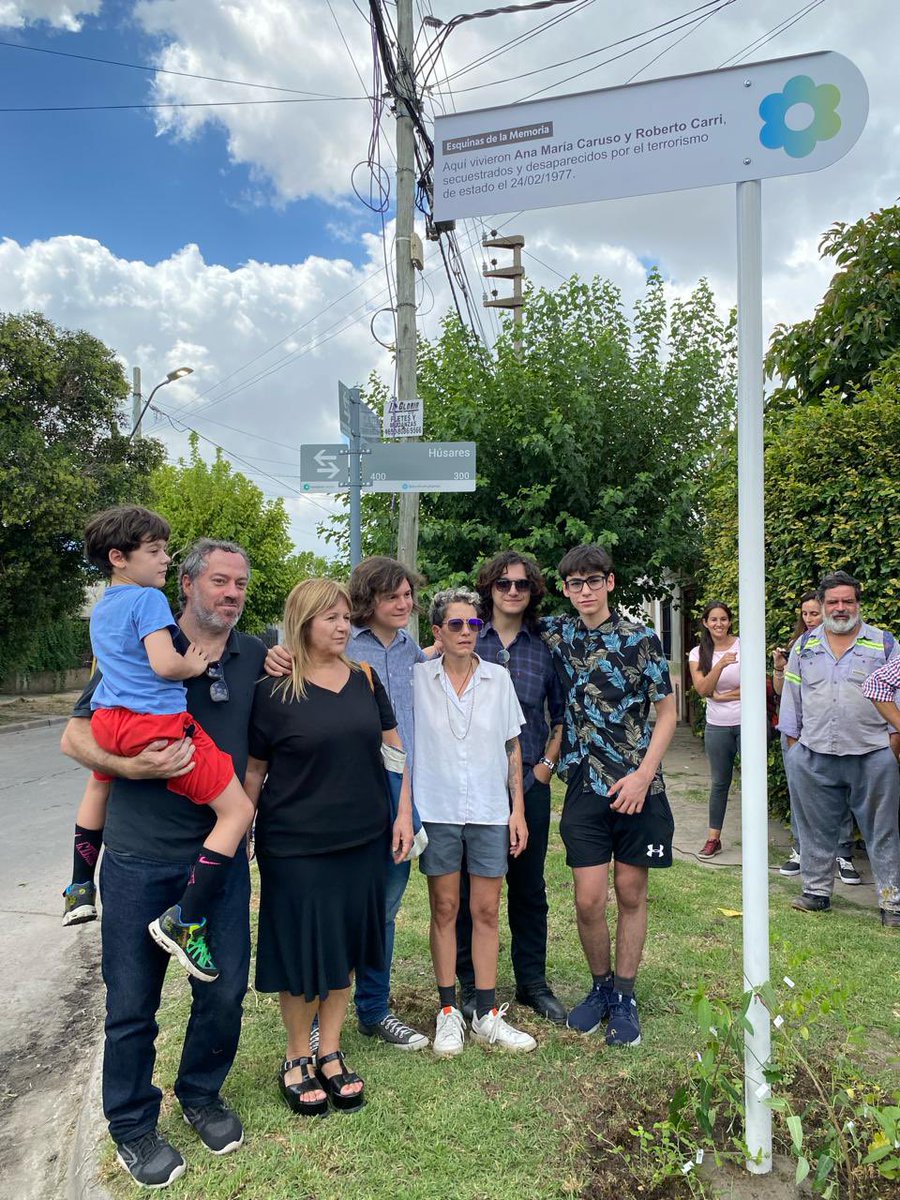 Hermoso y emotivo homenaje a Roberto Carri y Ana María Caruso, quienes fueran secuestrados el 24 de febrero de 1977, en las puertas de su casa de Villa Tesei. El municipio de Hurlingham promovió el homenaje en el marco del programa “Esquinas de la Memoria”. Acompañamos a sus…