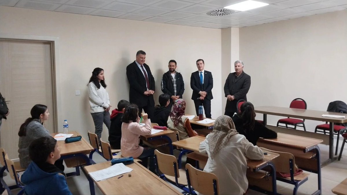 karacobanmem's tweet photo. Kaymakamımız Sn Hacı Kerim MERAL, ilçe Milli Eğitim Müdürümüz Sn Muhlis KARAKURT ve Şube Müdürümüz Sn Bilal YÜKSEL ile birlikte Duman ortaokulunu ziyaret ederek öğretmen ve öğrencilerimizle bir araya geldi. @Erzurum_Mem @KymkmKaracoban @MuhlisKARAKURT @bilallyuksel @HalitALAGZ2 https://t.co/UvBle3YVPP