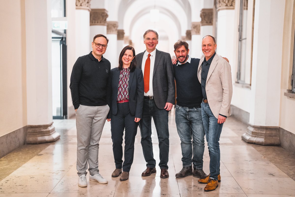 🥳The Scientific Board of @CeNS_LMU at full power during the 25th anniversary party! 🎉 @Dmitri_K_Efetov @PhilipTinnefeld, Emi, Joachim and Susanne (Uli is missing). 🔬🧪🙌⚛️