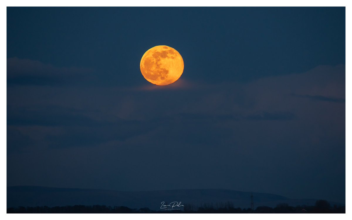 Moonrise over the Bowland fells taken from #blackpool #lancashire @StormHour @ThePhotoHour