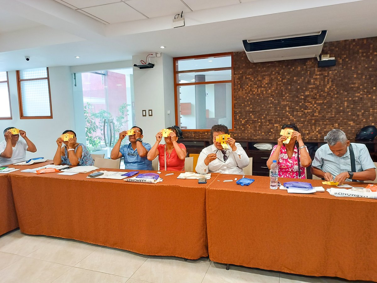 innovalab_imt's tweet image. 🌳 Esta semana #InnovaLab organizó un taller práctico en Iquitos junto a @teamfoldscope 🔬 para capacitar a profesionales de salud, educadores y autoridades académicas de las comunidades de estudio del proyecto #harmonize_tools sobre Cambio Climático y su impacto en Salud. 💪