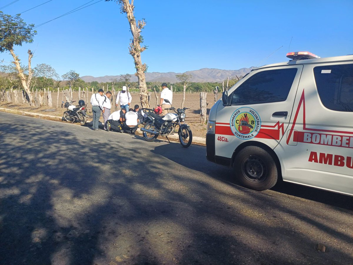 Un hombre quien se conducía a bordo de una motocicleta, derrapó en el cruce a San Vicente Cabañas, ocasionándose golpes en diferentes regiones del cuerpo, luego de la asistencia pre hospitalaria fue trasladado al hospital regional. 
#CVBalServicio