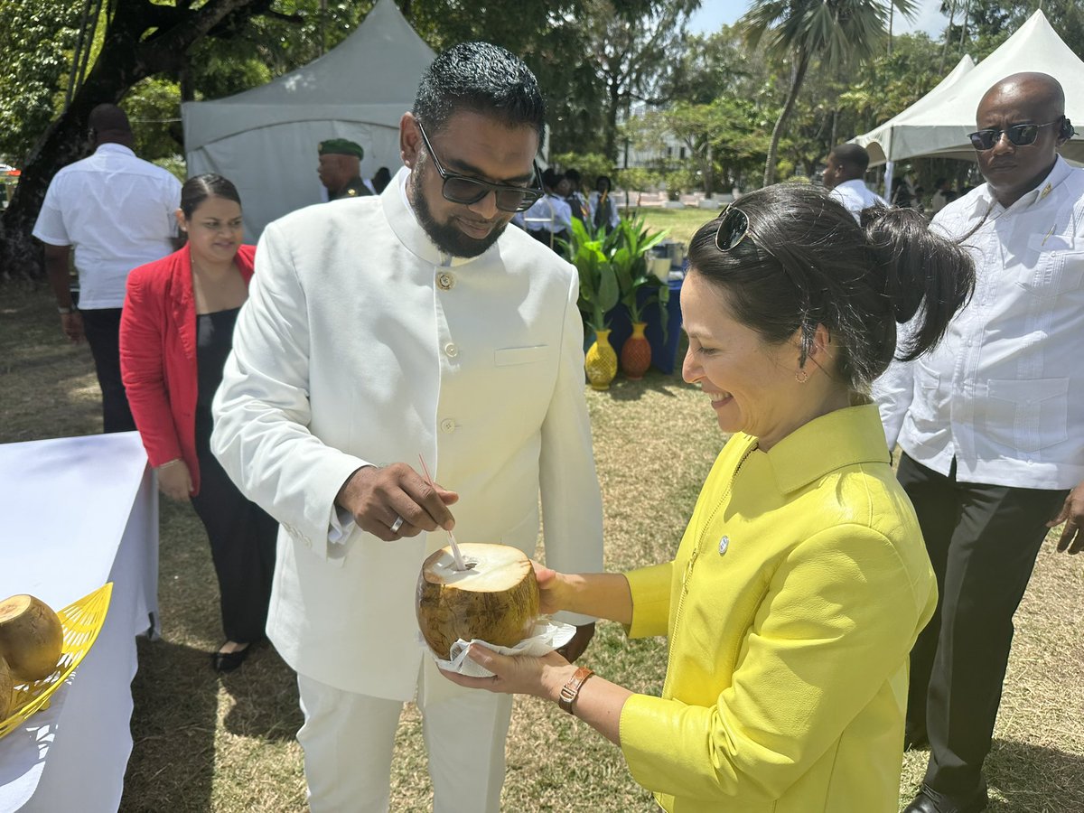 .@PresidentAliGY brought @CARICOMorg government leaders together for a productive lunch, where we shared our plans for building a stronger, more prosperous Caribbean (and some fresh coconut water!).