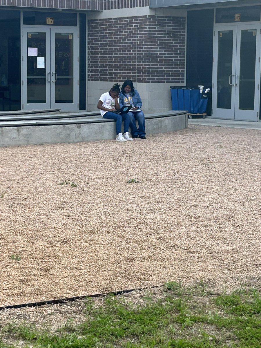 Even at bus duty teachers are pulling students for some 1-on-1 time! Kudos to Mrs. Riggins for making every minute at Francis count! @Opriggins1 #MyAldine @DrWynneLaToya @AldineISD