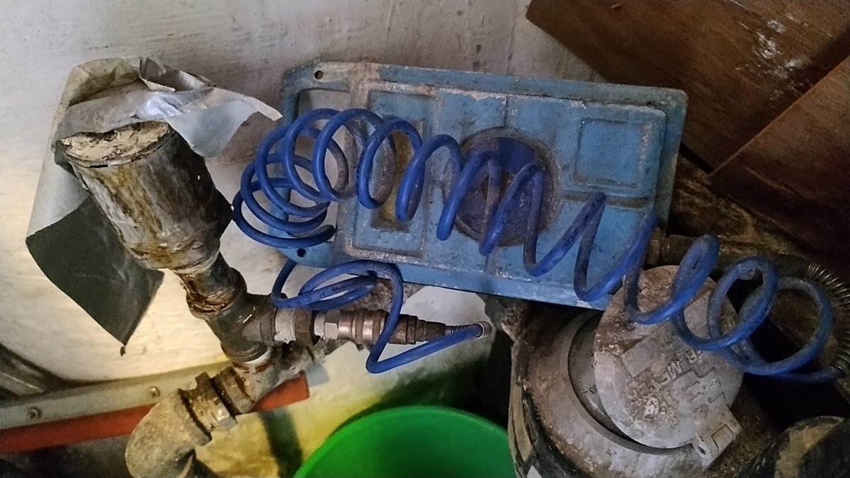 flavs_r's tweet photo. @cea_qro intentamos reportar fuga en este aparato que es de ustedes, y la persona al teléfono indica que debemos comprarlo para que lo vengan a cambiar. Es correcto? Al final de cuentas está antes del medidor y en el recibo no se ve reflejado pero es cuestión de conciencia. https://t.co/PS7E8PFBsN