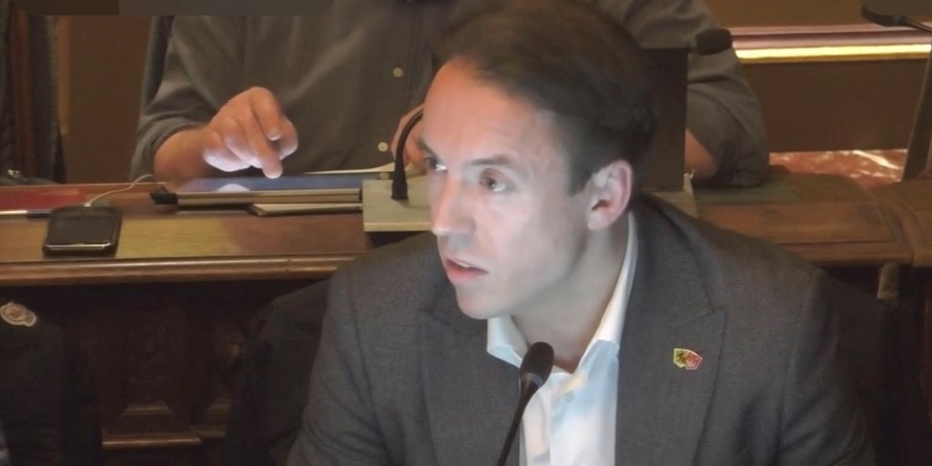 VBAntwerpen's tweet photo. "Maar liefst 43% v/d Antwerpse bevolking vindt dat er te veel mensen zijn met een verschillende herkomst, wat zeer veel is als men weet dat meer dan de helft v/d inwoners een andere herkomst heeft", @SamvanRooy1 #Stadsmonitor #GemrA https://t.co/bgUc8fVYY0