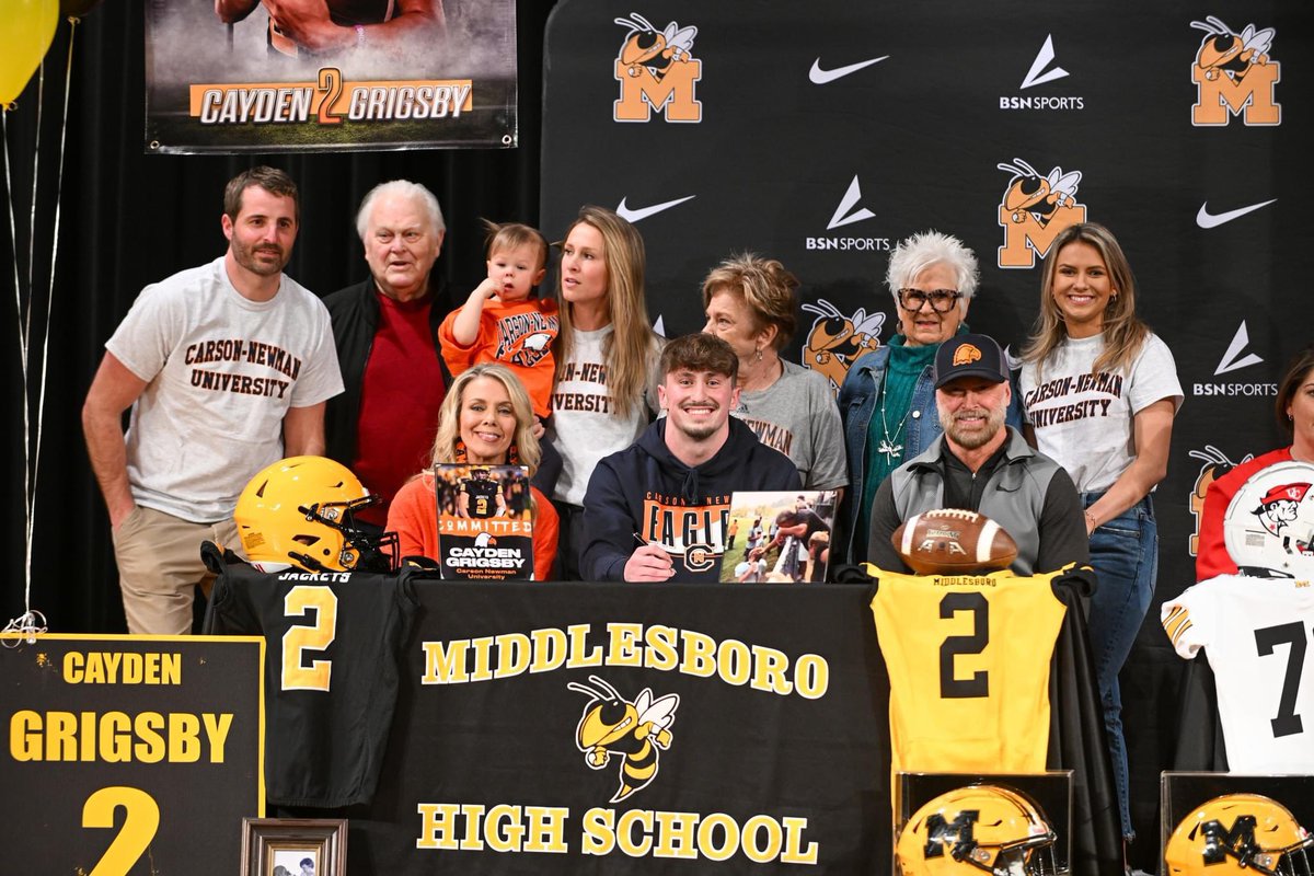 MboroFootball's tweet image. Big day for the Yellow Jackets! @Trey_king21 signed his NLI with @UCPatriotFball, and @Cgrigs2 signed his with @cnfootball. We’re excited to see these boys play at the next level, and have an opportunity to receive a college education! 

Thanks for recruiting the JACKETS!