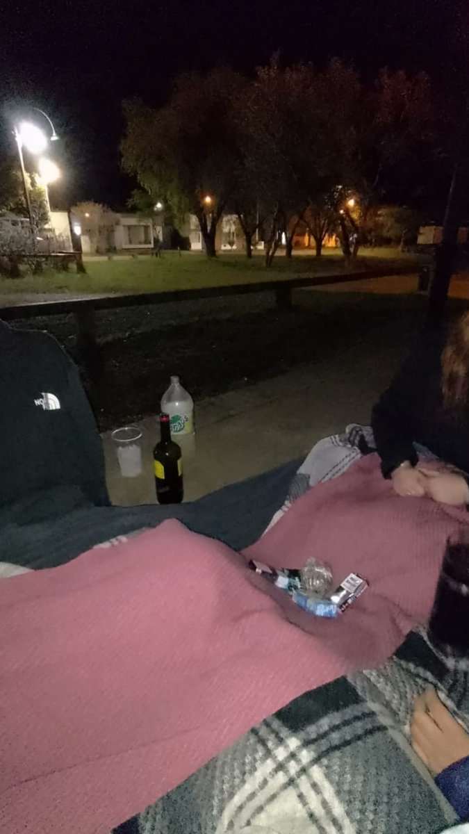 LA FIGURA DEL COLGADO

Esto sucedió en una localidad del interior de Entre Ríos, en el año 2022. Yo tenía 19 y una noche de invierno estaba con mis amigos en una galería que queda atrás de la estación de tren de San Salvador, el pueblo en el que vivimos. Estábamos tomando algo y
