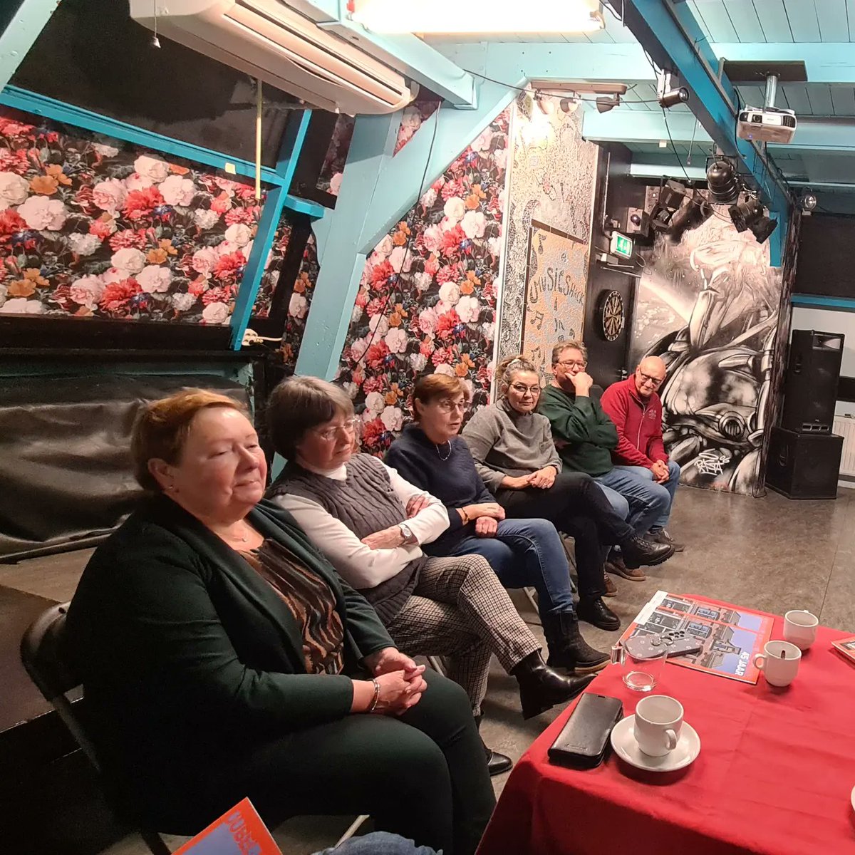 Timgeluk's tweet photo. Buurthuis De Speelwinkel in Gouda bestaat 45 jaar! Supervrijwilliger Sarie Donk overhandigde een jubel-magazine aan wethouder @AnnavanPopering en aan de commissie Samenleving. Gefeliciteerd! #gouda #raadgouda https://t.co/eFaNdlJrah